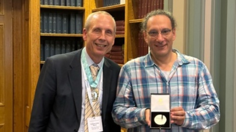 Claudio Margulis accepting his Spiers lectureship medallion
