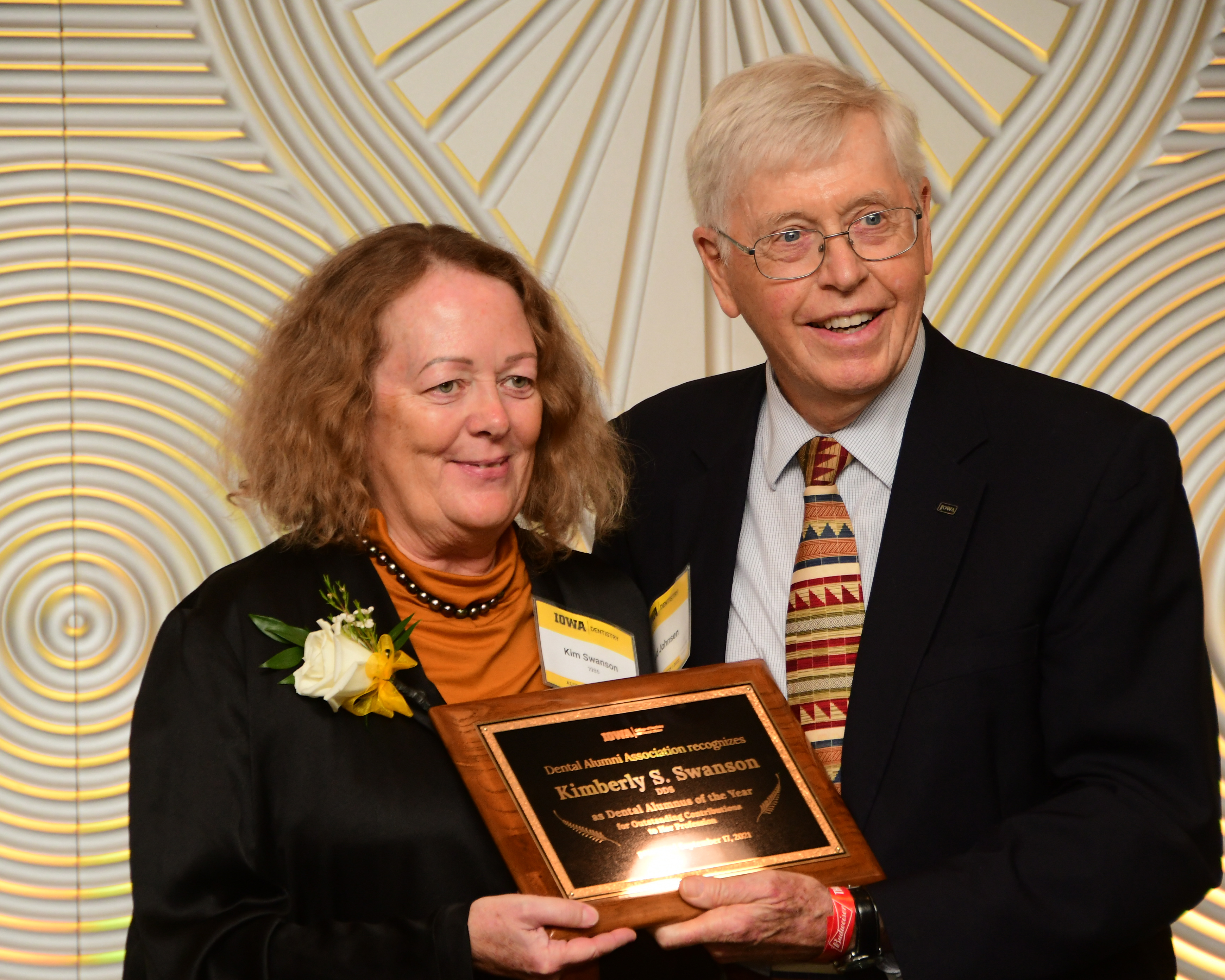 Kim Swanson receiving award from David Johnsen 