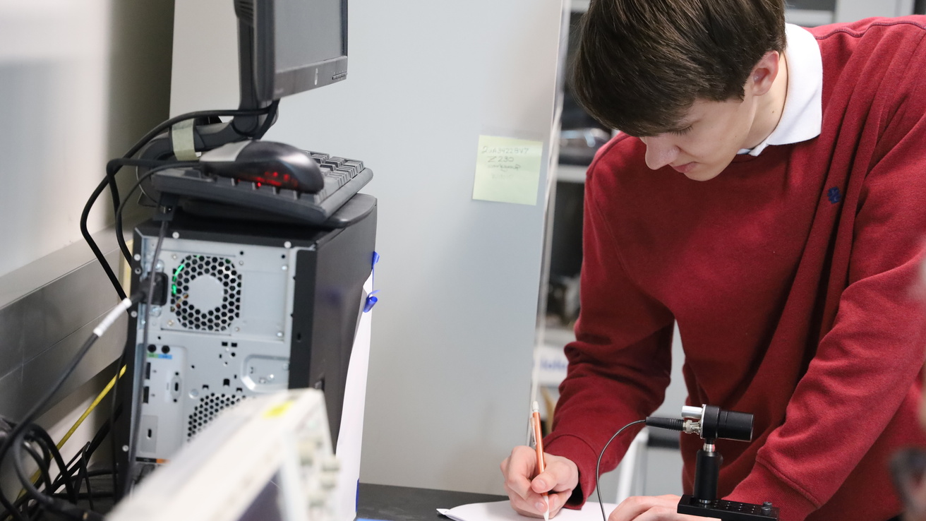 https://dispatch-cdn.its.uiowa.edu/engineering.marketing/c/1530451091/2016_11_29-greg-carmichael-tschoon-004-small.jpg