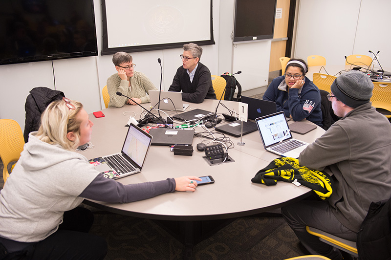 UI students in a TILE classroom.