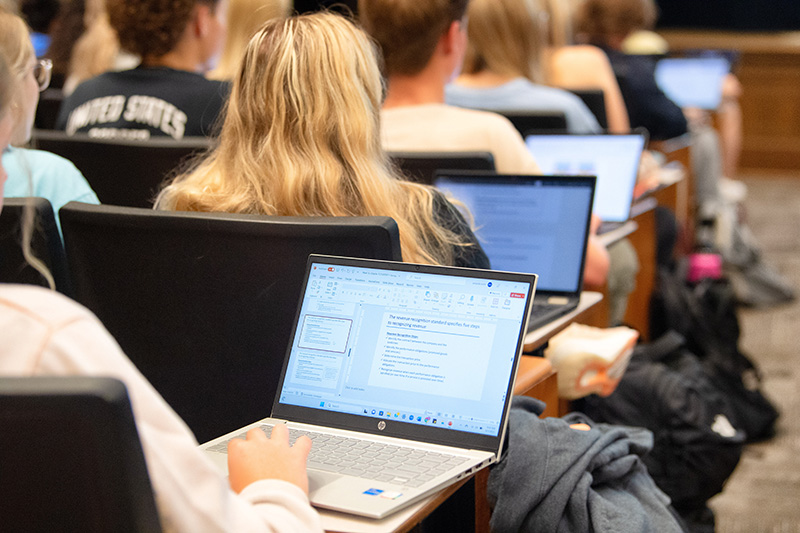 UI students sitting in a large lecture course.
