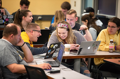 UI students collaborate in large enrollment course. 