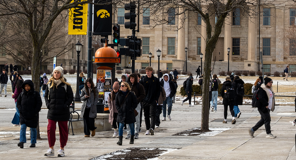 image of students walking on Iowa Avenue during the first day of classes 