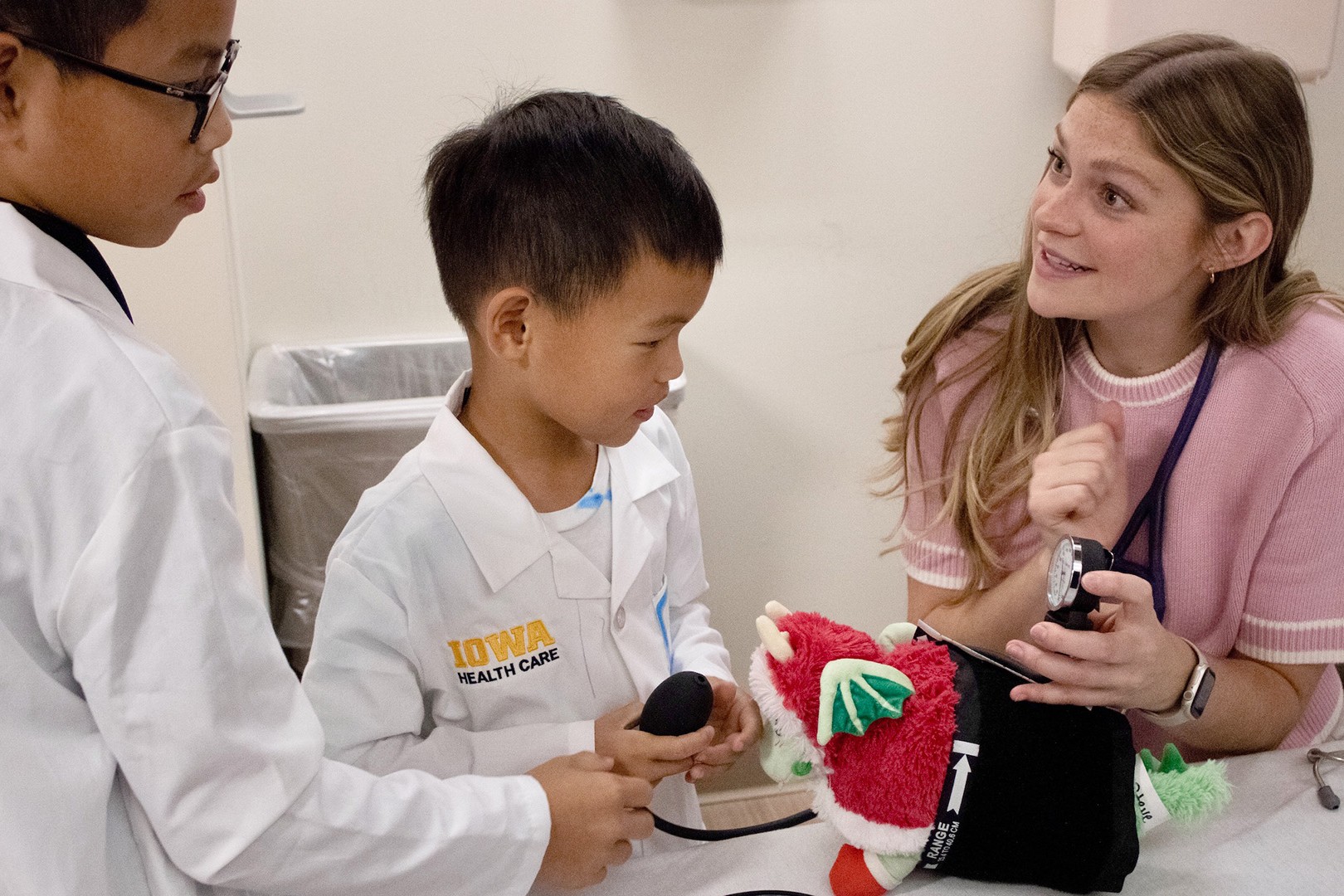Reese Rosenmeyer, CRISP scholar, talks with kids during Teddy Bear Clinic. Children pretend to be doctors to stuffed animals.